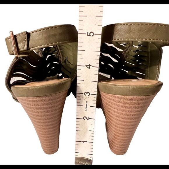 City Classified Army Green Laser Cut Gladiator Peep Toes Buckle Up Sandals Sz 7 - Picture 5 of 7